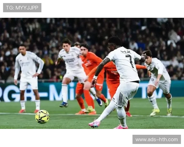 伯纳乌球场四万球迷欢呼,皇马登顶时刻气氛热烈